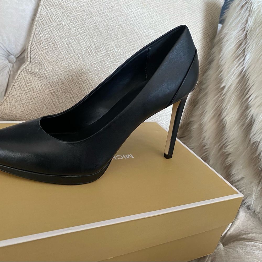 Black pumps